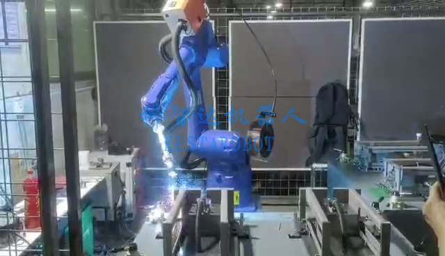 氣保焊焊接機(jī)器人(圖1) 氣保焊焊接機(jī)器人(圖1)