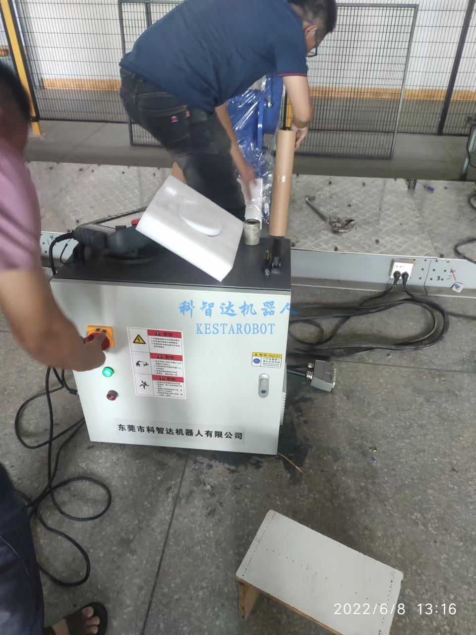 四軸關(guān)節(jié)機(jī)器人批量生產(chǎn)中(圖4) 四軸關(guān)節(jié)機(jī)器人批量生產(chǎn)中(圖4)